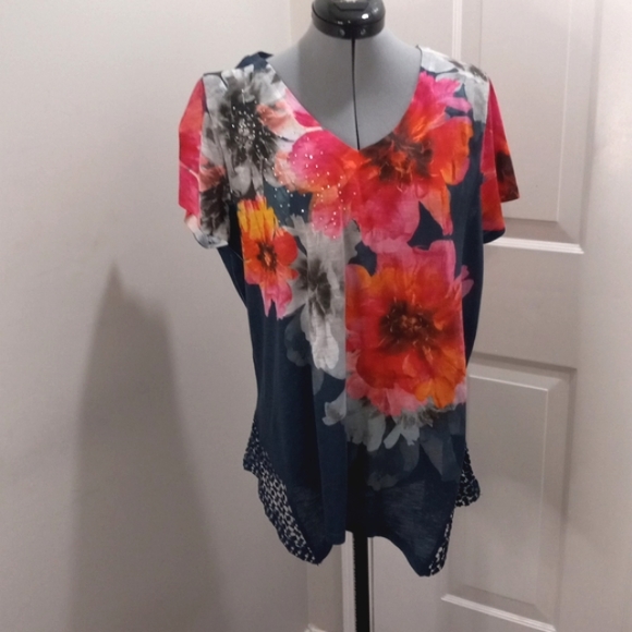 T & True Floral Top w/ sequins studs. Size XL - Picture 2 of 5